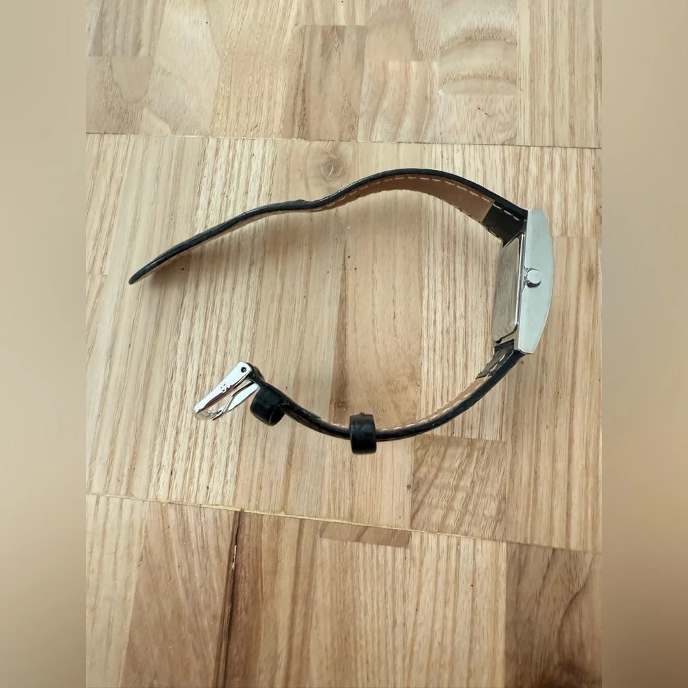 Guess ladies rectangular tank silver tone black leather watch NEW BATTERY